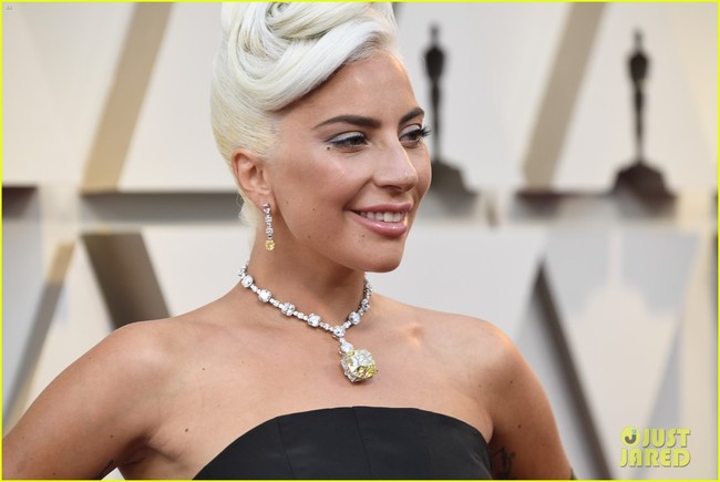 Thảm đỏ Oscar 2019: Lady Gaga chiếm spotlight nhờ ngực đầy, kim cương khủng, Dương Tử Quỳnh U60 vẫn vô cùng sexy với váy xẻ táo bạo  - Ảnh 4.