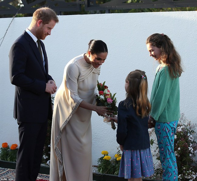 Meghan bị soi khoảnh khắc cướp hoa của chồng, coi Hoàng tử Harry như tùy tùng và lộ vòng bụng bất thường - Ảnh 3. Meghan bị soi khoảnh khắc cướp hoa của chồng, coi Hoàng tử Harry như tùy tùng và lộ vòng bụng bất thường - Ảnh 3.