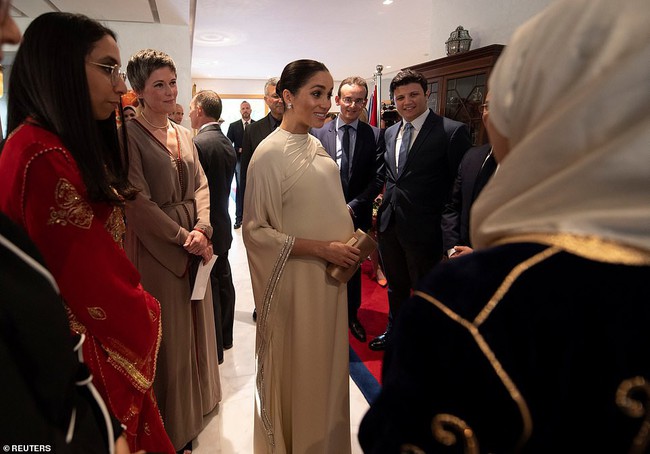 Meghan bị soi khoảnh khắc cướp hoa của chồng, coi Hoàng tử Harry như tùy tùng và lộ vòng bụng bất thường - Ảnh 6. Meghan bị soi khoảnh khắc cướp hoa của chồng, coi Hoàng tử Harry như tùy tùng và lộ vòng bụng bất thường - Ảnh 6.