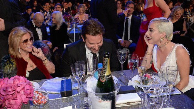 Bradley Cooper và hành động gây sốt toàn thế giới khi đứng giữa 2 người phụ nữ - Ảnh 5. Bradley Cooper và hành động gây sốt toàn thế giới khi đứng giữa 2 người phụ nữ - Ảnh 5.