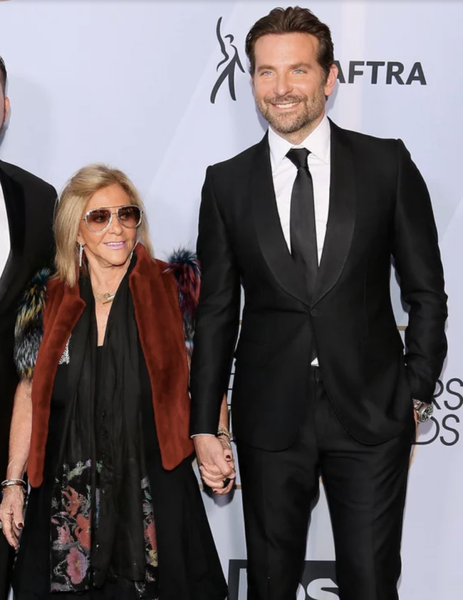 Bradley Cooper và hành động gây sốt toàn thế giới khi đứng giữa 2 người phụ nữ - Ảnh 6. Bradley Cooper và hành động gây sốt toàn thế giới khi đứng giữa 2 người phụ nữ - Ảnh 6.