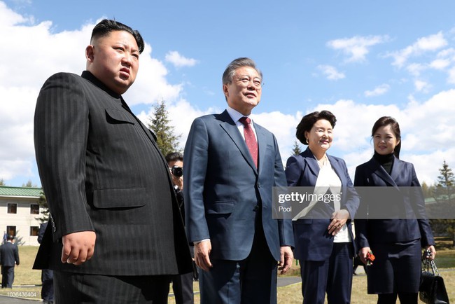 Phu nhân nhà lãnh đạo Kim Jong-un: Người phụ nữ học hỏi phong cách Hoàng gia, làm nên cuộc cách mạng thời trang cho phái đẹp Triều Tiên - Ảnh 10. Phu nhân nhà lãnh đạo Kim Jong-un: Người phụ nữ học hỏi phong cách Hoàng gia, làm nên cuộc cách mạng thời trang cho phái đẹp Triều Tiên - Ảnh 10.