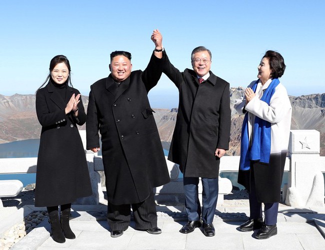 Phu nhân nhà lãnh đạo Kim Jong-un: Người phụ nữ học hỏi phong cách Hoàng gia, làm nên cuộc cách mạng thời trang cho phái đẹp Triều Tiên - Ảnh 6. Phu nhân nhà lãnh đạo Kim Jong-un: Người phụ nữ học hỏi phong cách Hoàng gia, làm nên cuộc cách mạng thời trang cho phái đẹp Triều Tiên - Ảnh 6.