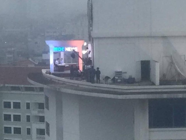 Tận dụng nóc tòa cao ốc làm trường quay, đài truyền hình Hàn Quốc khiến MXH Việt thích thú vì đưa cả một Hà Nội mờ sương lên hình - Ảnh 3.