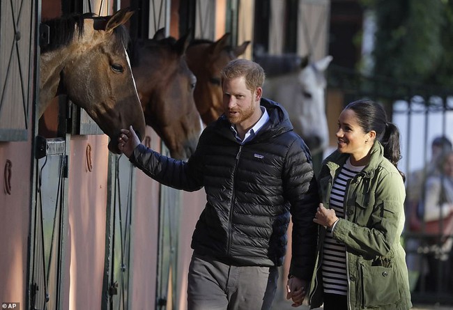 Bị chê lấn át chồng, Meghan lại cố tình diễn cảnh tình cảm với Hoàng tử Harry khiến cộng đồng mạng ngao ngán - Ảnh 1. Bị chê lấn át chồng, Meghan lại cố tình diễn cảnh tình cảm với Hoàng tử Harry khiến cộng đồng mạng ngao ngán - Ảnh 1.
