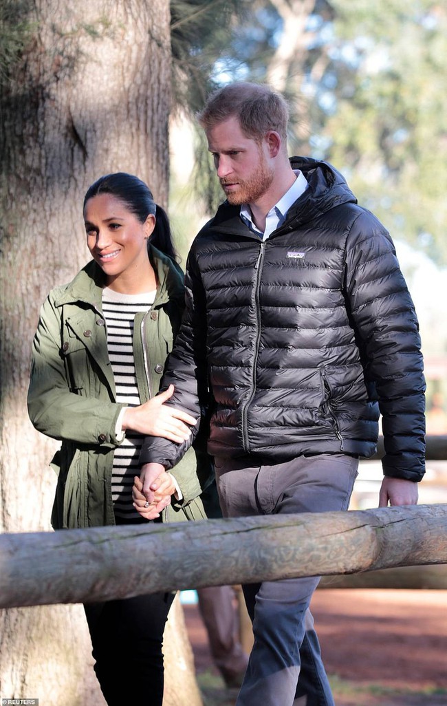 Bị chê lấn át chồng, Meghan lại cố tình diễn cảnh tình cảm với Hoàng tử Harry khiến cộng đồng mạng ngao ngán - Ảnh 5. Bị chê lấn át chồng, Meghan lại cố tình diễn cảnh tình cảm với Hoàng tử Harry khiến cộng đồng mạng ngao ngán - Ảnh 5.