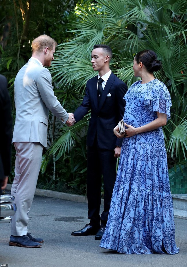 Khoảnh khắc Meghan ngượng chín mặt khi bị chồng bỏ rơi tại sân bay được người dùng mạng chia sẻ rần rần - Ảnh 5. Khoảnh khắc Meghan ngượng chín mặt khi bị chồng bỏ rơi tại sân bay được người dùng mạng chia sẻ rần rần - Ảnh 5.