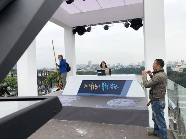 Tận dụng nóc tòa cao ốc làm trường quay, đài truyền hình Hàn Quốc khiến MXH Việt thích thú vì đưa cả một Hà Nội mờ sương lên hình - Ảnh 2.