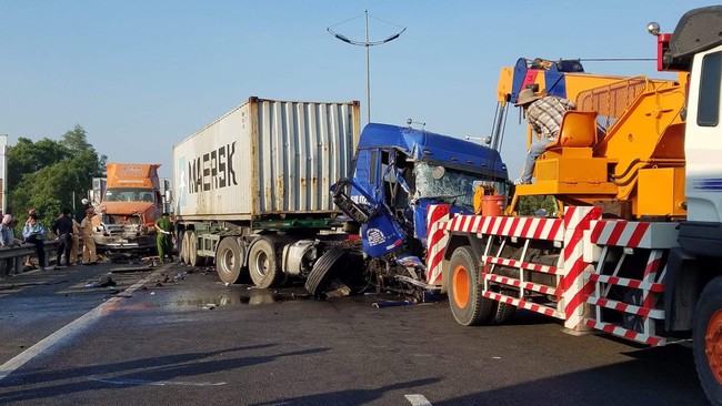 Va chạm liên hoàn trên cao tốc TP.HCM - Trung Lương giữa 3 container, 1 người chết, 1 người bị thương nặng - Ảnh 1.