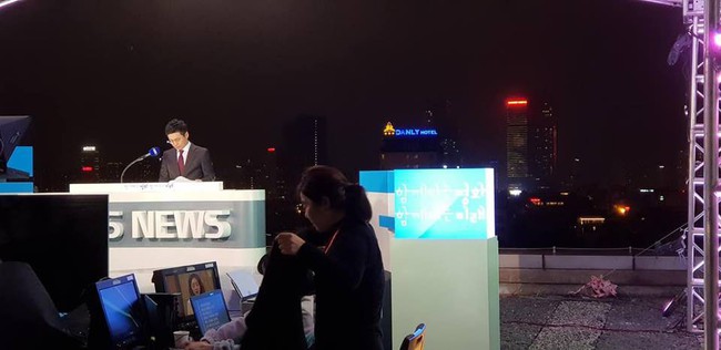 Tận dụng nóc tòa cao ốc làm trường quay, đài truyền hình Hàn Quốc khiến MXH Việt thích thú vì đưa cả một Hà Nội mờ sương lên hình - Ảnh 4.