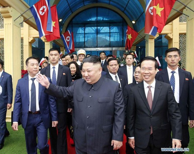 Bí mật ẩn sâu trong bộ trang phục kinh điển và kiểu tóc trứ danh của lãnh đạo Triều Tiên: Kim Jong-un - Ảnh 2.