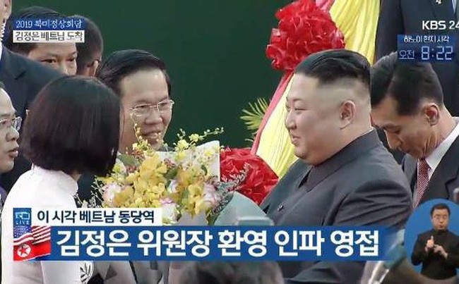 Nữ sinh gây sốt MXH chia sẻ về khoảnh khắc tặng hoa chủ tịch Kim Jong-un - Ảnh 1.