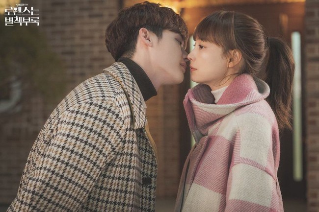 Nụ hôn cách biệt tuổi tác giữa Lee Jong Suk và Lee Na Young trong Phụ lục tình yêu bất ngờ gây tranh cãi - Ảnh 3.