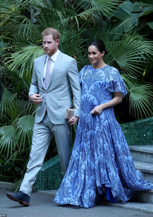 Khoảnh khắc Meghan ngượng chín mặt khi bị chồng bỏ rơi tại sân bay được người dùng mạng chia sẻ rần rần - Ảnh 4. Khoảnh khắc Meghan ngượng chín mặt khi bị chồng bỏ rơi tại sân bay được người dùng mạng chia sẻ rần rần - Ảnh 4.
