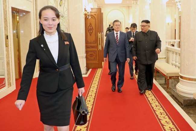 Chiêm ngưỡng 2 bóng hồng được xem là 2 người phụ nữ quyền lực nhất Triều Tiên, luôn theo sát và hỗ trợ đắc lực cho ông Kim Jong-un - Ảnh 17.