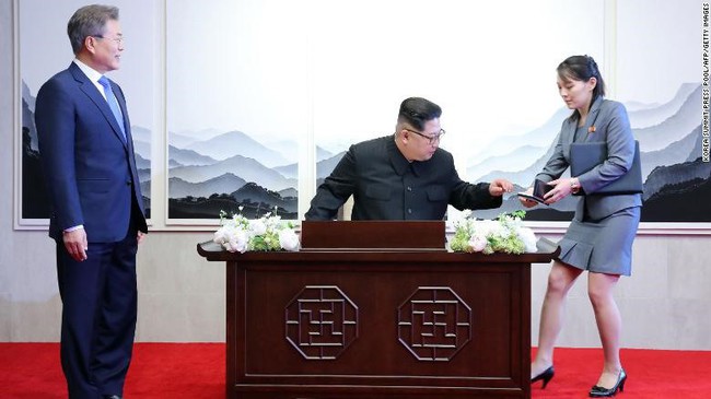Chiêm ngưỡng 2 bóng hồng được xem là 2 người phụ nữ quyền lực nhất Triều Tiên, luôn theo sát và hỗ trợ đắc lực cho ông Kim Jong-un - Ảnh 22.