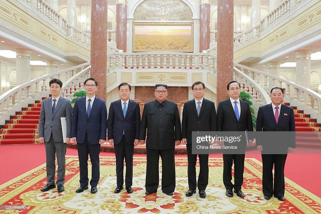 Bí mật ẩn sâu trong bộ trang phục kinh điển và kiểu tóc trứ danh của lãnh đạo Triều Tiên: Kim Jong-un - Ảnh 6.