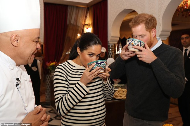 Bị chê lấn át chồng, Meghan lại cố tình diễn cảnh tình cảm với Hoàng tử Harry khiến cộng đồng mạng ngao ngán - Ảnh 2. Bị chê lấn át chồng, Meghan lại cố tình diễn cảnh tình cảm với Hoàng tử Harry khiến cộng đồng mạng ngao ngán - Ảnh 2.