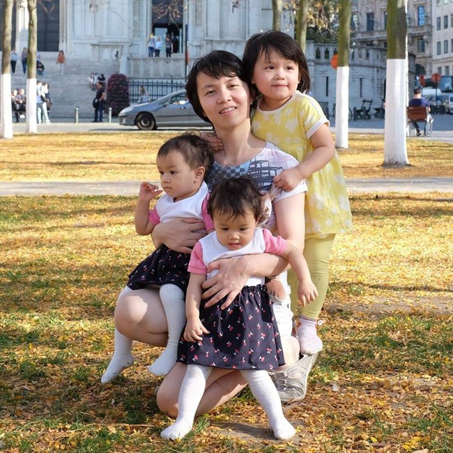 Mẹ Việt tại Bỉ chia sẻ trọn bộ bí kíp mẹ nào cũng muốn biết về hành trình cho hai bé sinh đôi ăn dặm, 15 tháng đã tự xúc thìa ăn ngon lành - Ảnh 3.