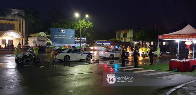 Chủ tịch Triều Tiên Kim Jong Un xuống tàu ở Đồng Đăng, ngồi siêu xe Mercedes S600 di chuyển về Hà Nội - Ảnh 1. Chủ tịch Triều Tiên Kim Jong Un xuống tàu ở Đồng Đăng, ngồi siêu xe Mercedes S600 di chuyển về Hà Nội - Ảnh 1.
