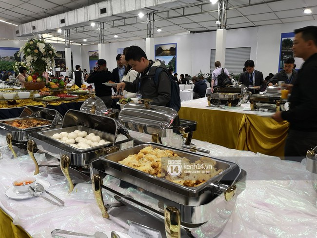 Phóng viên các nước hào hứng khi được thưởng thức ẩm thực nổi tiếng Hà thành tại trung tâm báo chí quốc tế hội nghị thượng đỉnh Mỹ - Triều - Ảnh 1.