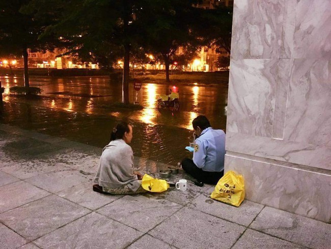 Giản dị một tình yêu dưới chân Sài Gòn ngày giông bão: Chồng làm bảo vệ được vợ đội mưa mang đến cho bữa cơm ấm lòng - Ảnh 1.