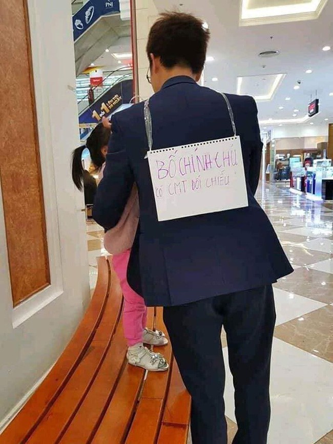 Hình ảnh người đàn ông cùng bé gái trong siêu thị đeo tấm biển xác nhận Bố - Con chính chủ khiến cộng đồng mạng xôn xao - Ảnh 2.