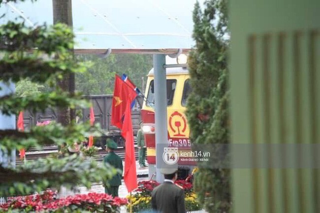 Chủ tịch Triều Tiên Kim Jong Un xuống tàu ở Đồng Đăng, ngồi siêu xe Mercedes S600 di chuyển về Hà Nội - Ảnh 10. Chủ tịch Triều Tiên Kim Jong Un xuống tàu ở Đồng Đăng, ngồi siêu xe Mercedes S600 di chuyển về Hà Nội - Ảnh 10.