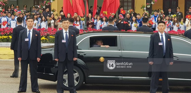 Chủ tịch Triều Tiên Kim Jong Un xuống tàu ở Đồng Đăng, ngồi siêu xe Mercedes S600 di chuyển về Hà Nội - Ảnh 11.