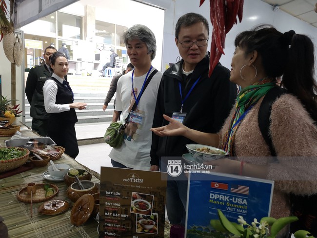 Phóng viên các nước hào hứng khi được thưởng thức ẩm thực nổi tiếng Hà thành tại trung tâm báo chí quốc tế hội nghị thượng đỉnh Mỹ - Triều - Ảnh 7. Phóng viên các nước hào hứng khi được thưởng thức ẩm thực nổi tiếng Hà thành tại trung tâm báo chí quốc tế hội nghị thượng đỉnh Mỹ - Triều - Ảnh 7.