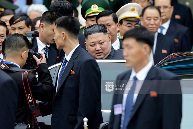 Chủ tịch Triều Tiên Kim Jong Un xuống tàu ở Đồng Đăng, ngồi siêu xe Mercedes S600 di chuyển về Hà Nội - Ảnh 12.