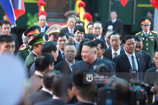 Chủ tịch Triều Tiên Kim Jong Un xuống tàu ở Đồng Đăng, ngồi siêu xe Mercedes S600 di chuyển về Hà Nội - Ảnh 16. Chủ tịch Triều Tiên Kim Jong Un xuống tàu ở Đồng Đăng, ngồi siêu xe Mercedes S600 di chuyển về Hà Nội - Ảnh 16.