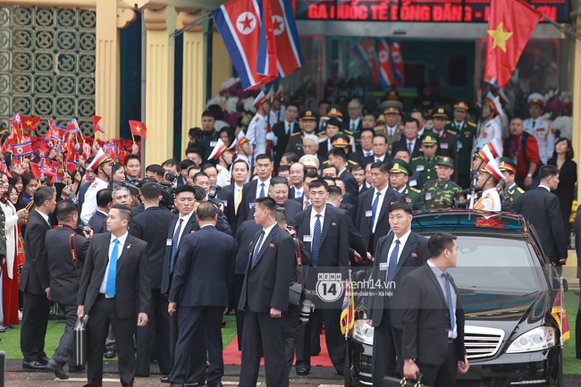 Chủ tịch Triều Tiên Kim Jong Un xuống tàu ở Đồng Đăng, ngồi siêu xe Mercedes S600 di chuyển về Hà Nội - Ảnh 17.