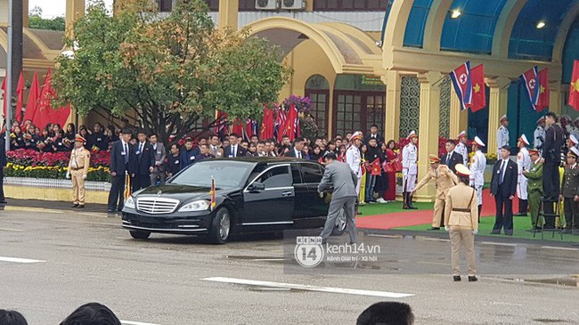 Chủ tịch Triều Tiên Kim Jong Un xuống tàu ở Đồng Đăng, ngồi siêu xe Mercedes S600 di chuyển về Hà Nội - Ảnh 18.