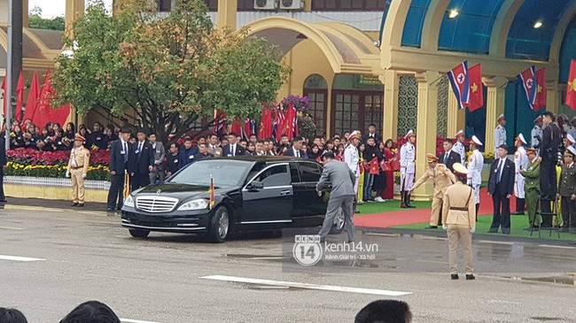 Chủ tịch Triều Tiên Kim Jong Un xuống tàu ở Đồng Đăng, ngồi siêu xe Mercedes S600 di chuyển về Hà Nội - Ảnh 18. Chủ tịch Triều Tiên Kim Jong Un xuống tàu ở Đồng Đăng, ngồi siêu xe Mercedes S600 di chuyển về Hà Nội - Ảnh 18.