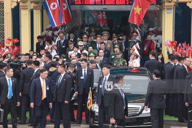 Dàn vệ sĩ tinh nhuệ tái hiện màn chạy bộ ấn tượng bên xe của Chủ tịch Kim Jong-un trước ga Đồng Đăng - Ảnh 3.