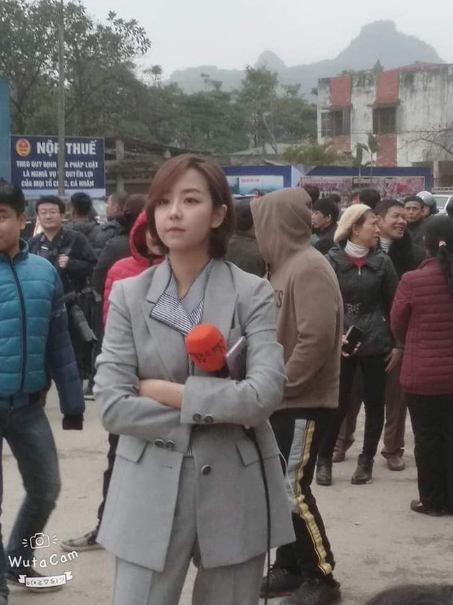 Tác nghiệp ở ga Đồng Đăng, nữ phóng viên Hàn Quốc xinh đẹp gây ấn tượng mạnh - Ảnh 2.