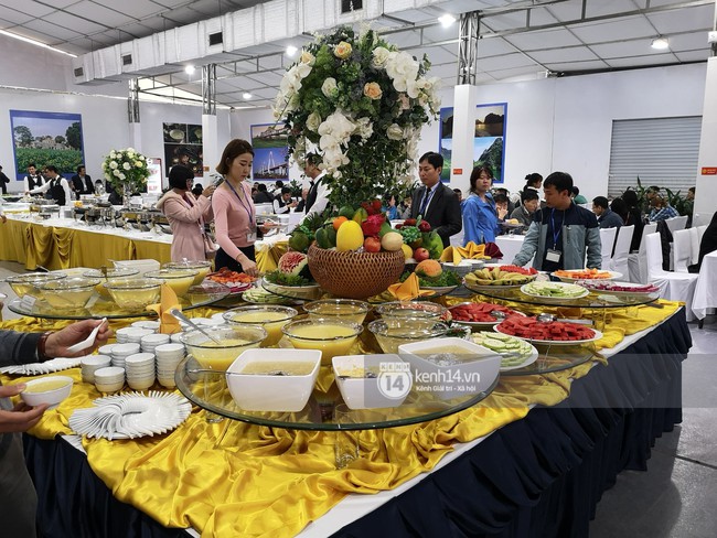 Phóng viên các nước hào hứng khi được thưởng thức ẩm thực nổi tiếng Hà thành tại trung tâm báo chí quốc tế hội nghị thượng đỉnh Mỹ - Triều - Ảnh 2.