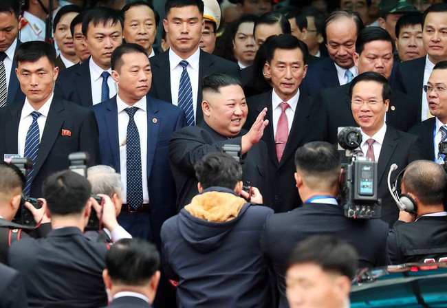 Hình ảnh ông Kim Jong Un lần đầu xuất hiện tại Việt Nam qua ống kính phóng viên quốc tế - Ảnh 2. Hình ảnh ông Kim Jong Un lần đầu xuất hiện tại Việt Nam qua ống kính phóng viên quốc tế - Ảnh 2.