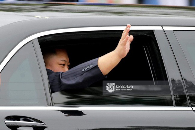 Chủ tịch Triều Tiên Kim Jong Un xuống tàu ở Đồng Đăng, ngồi siêu xe Mercedes S600 di chuyển về Hà Nội - Ảnh 20.