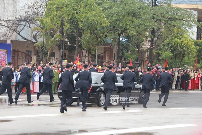 Chủ tịch Triều Tiên Kim Jong Un xuống tàu ở Đồng Đăng, ngồi siêu xe Mercedes S600 di chuyển về Hà Nội - Ảnh 21.