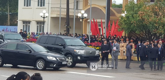 Chủ tịch Triều Tiên Kim Jong Un xuống tàu ở Đồng Đăng, ngồi siêu xe Mercedes S600 di chuyển về Hà Nội - Ảnh 3.