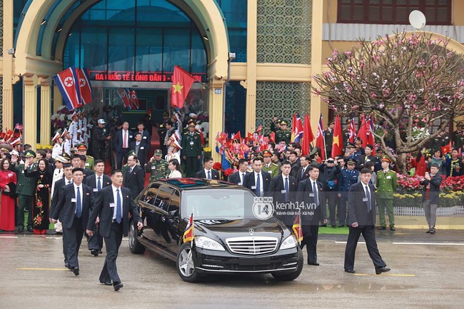 Dàn vệ sĩ tinh nhuệ tái hiện màn chạy bộ ấn tượng bên xe của Chủ tịch Kim Jong-un trước ga Đồng Đăng - Ảnh 4.