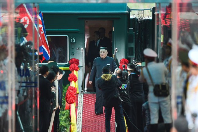 Hình ảnh ông Kim Jong Un lần đầu xuất hiện tại Việt Nam qua ống kính phóng viên quốc tế - Ảnh 7. Hình ảnh ông Kim Jong Un lần đầu xuất hiện tại Việt Nam qua ống kính phóng viên quốc tế - Ảnh 7.