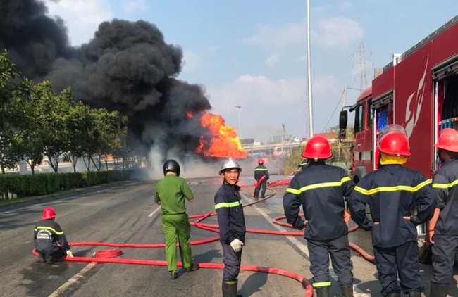 TPHCM: Xe bồn chở xăng dầu cháy ngùn ngụt trên Xa lộ Hà Nội, tài xế hoảng hồn tháo chạy - Ảnh 4.