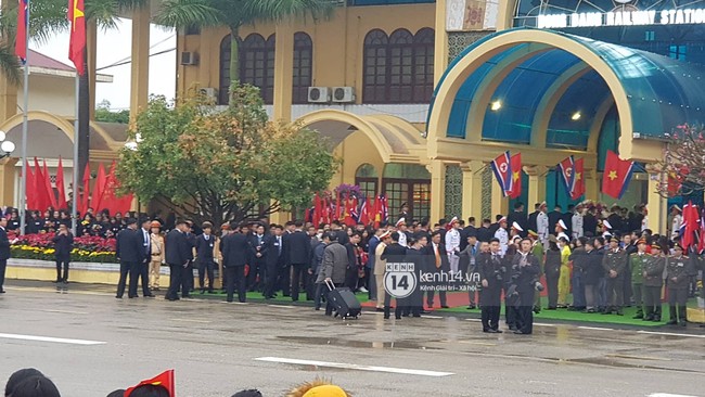 Chủ tịch Triều Tiên Kim Jong Un xuống tàu ở Đồng Đăng, ngồi siêu xe Mercedes S600 di chuyển về Hà Nội - Ảnh 4. Chủ tịch Triều Tiên Kim Jong Un xuống tàu ở Đồng Đăng, ngồi siêu xe Mercedes S600 di chuyển về Hà Nội - Ảnh 4.