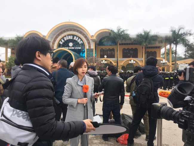 Tác nghiệp ở ga Đồng Đăng, nữ phóng viên Hàn Quốc xinh đẹp gây ấn tượng mạnh - Ảnh 4.