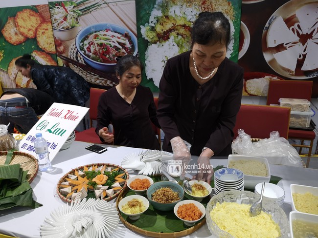 Phóng viên các nước hào hứng khi được thưởng thức ẩm thực nổi tiếng Hà thành tại trung tâm báo chí quốc tế hội nghị thượng đỉnh Mỹ - Triều - Ảnh 4.