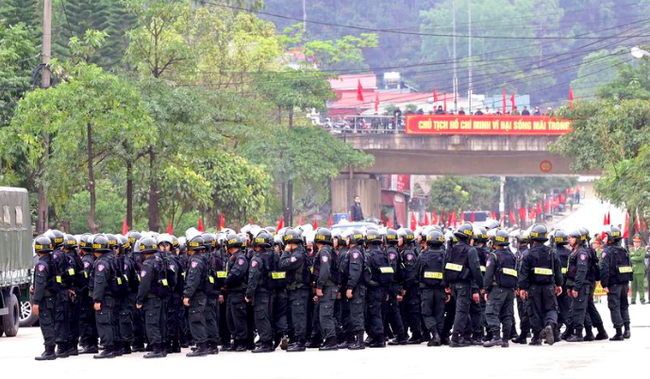 Hình ảnh ông Kim Jong Un lần đầu xuất hiện tại Việt Nam qua ống kính phóng viên quốc tế - Ảnh 10. Hình ảnh ông Kim Jong Un lần đầu xuất hiện tại Việt Nam qua ống kính phóng viên quốc tế - Ảnh 10.