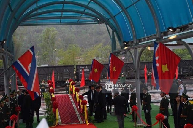 Chủ tịch Triều Tiên Kim Jong Un xuống tàu ở Đồng Đăng, ngồi siêu xe Mercedes S600 di chuyển về Hà Nội - Ảnh 8. Chủ tịch Triều Tiên Kim Jong Un xuống tàu ở Đồng Đăng, ngồi siêu xe Mercedes S600 di chuyển về Hà Nội - Ảnh 8.